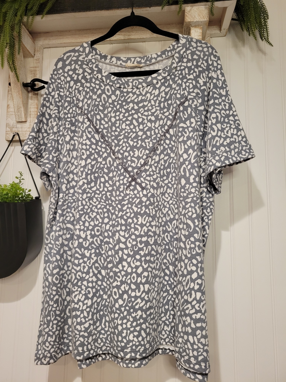 Womens Gray & White Leopard Short Sleeve Tee